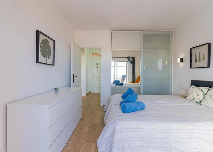 Luminoso Con Terraza, Vistas Al Mar Y Aire Acondicionado